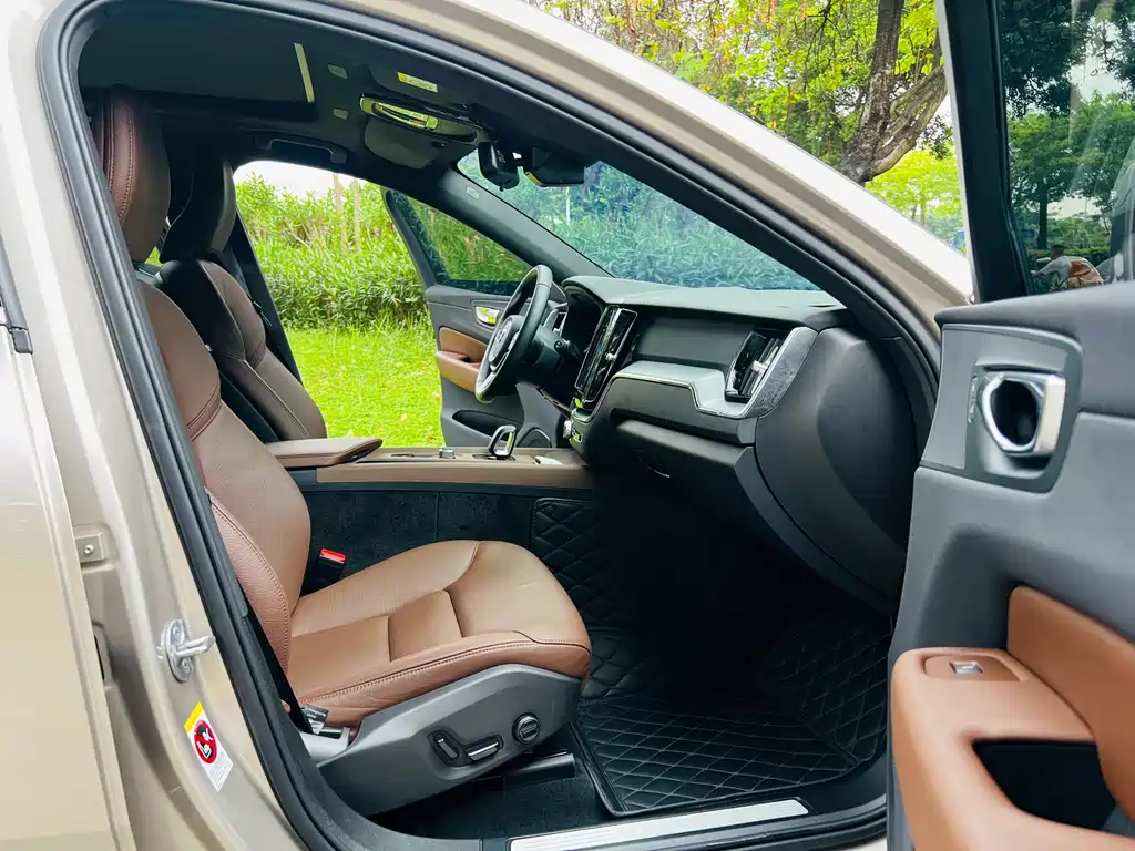 Volvo XC60 2025 B5 AWD Intelligent Comfort Luxury Edition