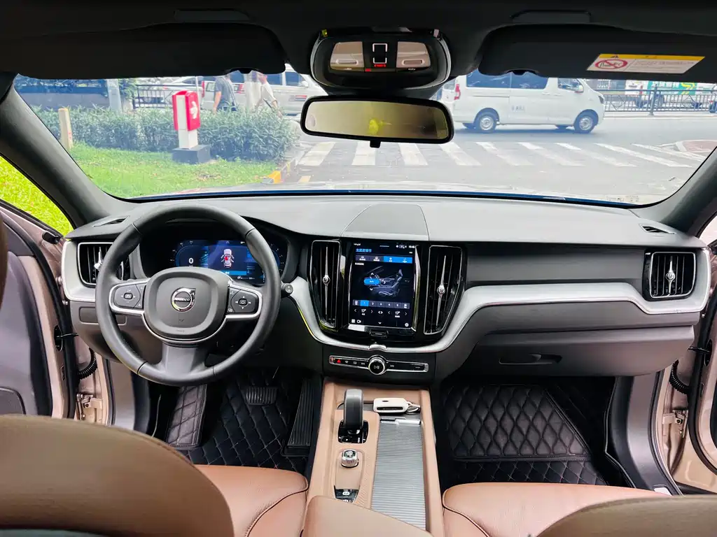 Volvo XC60 2025 B5 AWD Intelligent Comfort Luxury Edition