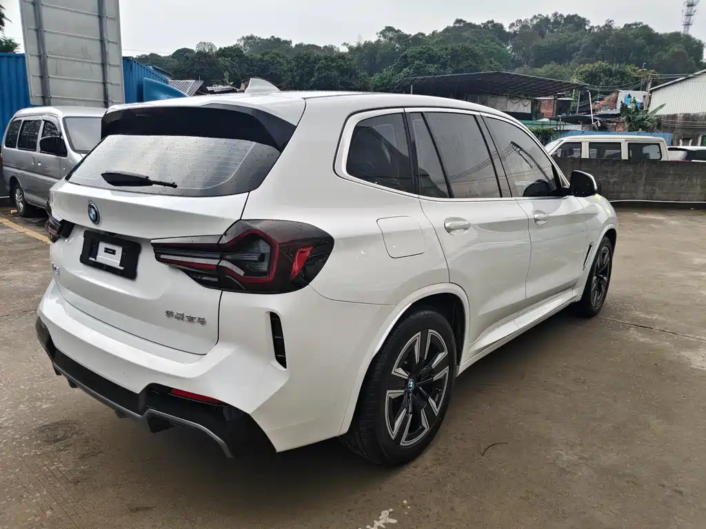 BMW iX3 2024 Leading Edition