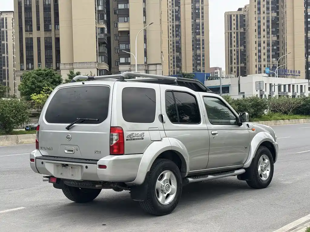 Nissan Paladin 2004 2.4L 4WD Luxury Edition