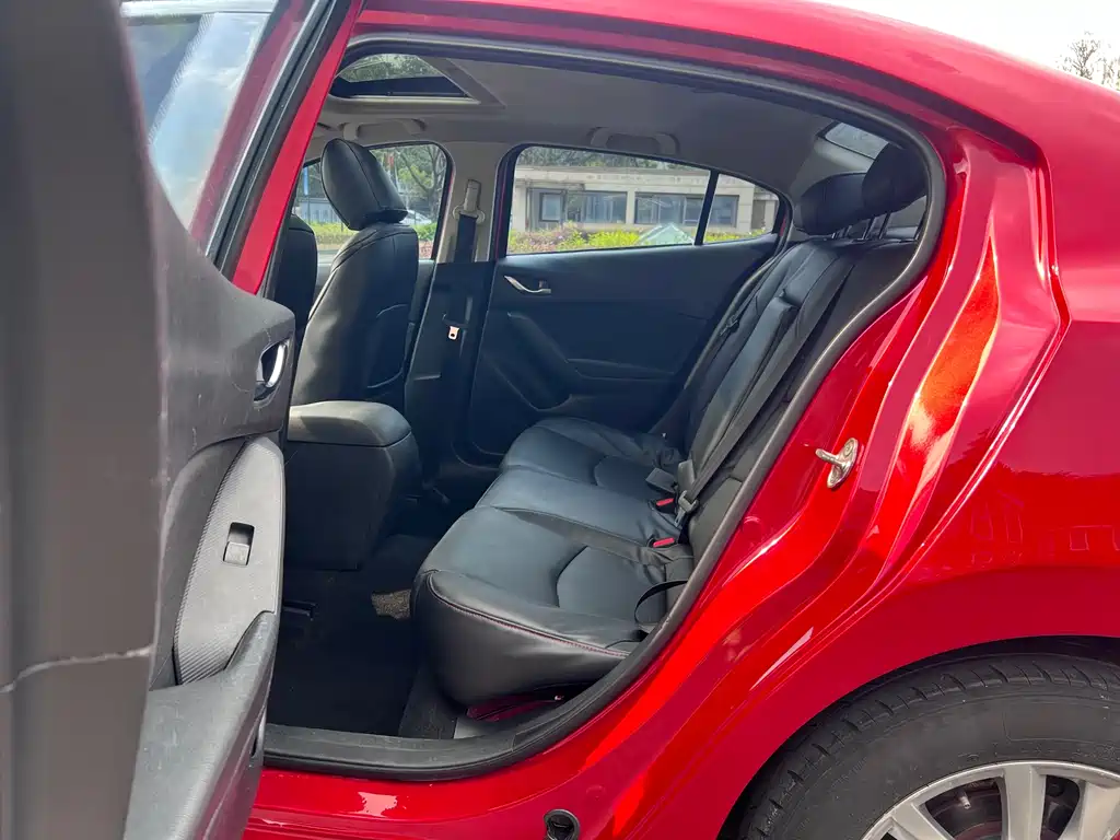 Mazda 3 Axela 2014 Sedan 1.5L Automatic Luxury