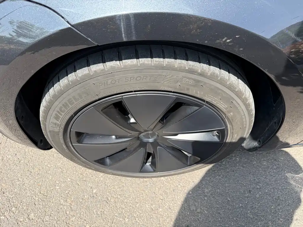 Model 3 2025 Rear-Wheel Drive