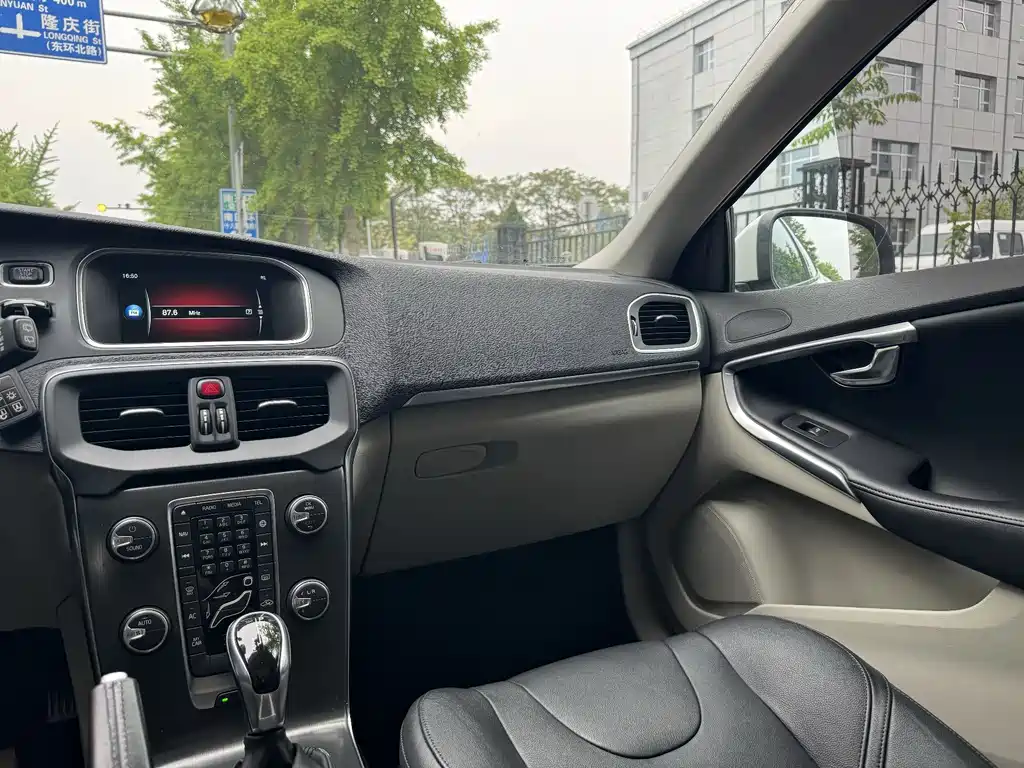 Volvo V40 2015 1.6T Kinetic