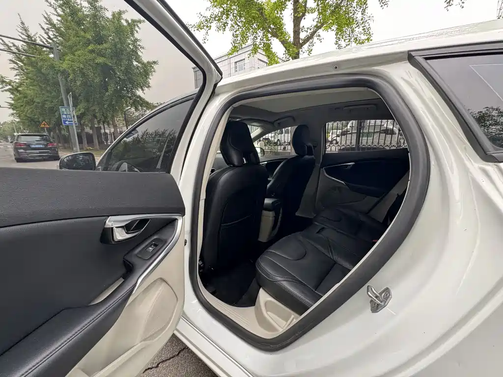 Volvo V40 2015 1.6T Kinetic