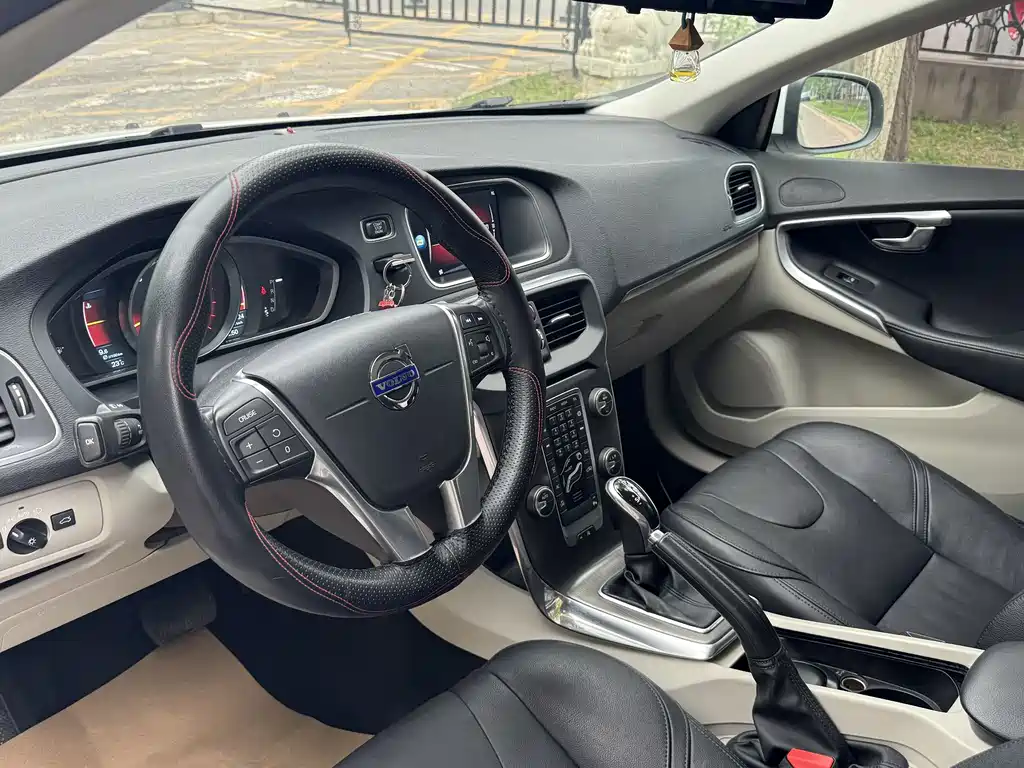 Volvo V40 2015 1.6T Kinetic