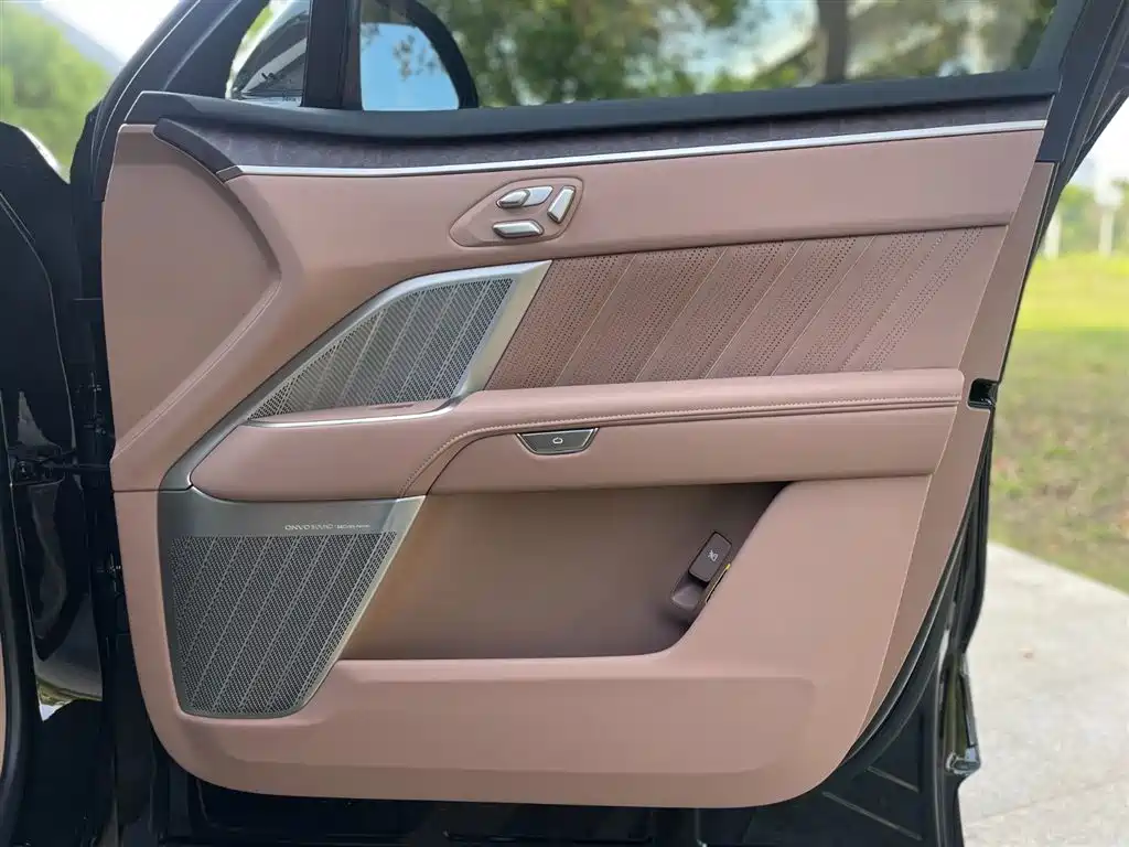 Onvo L90 2025 Ultra 6-Seater
