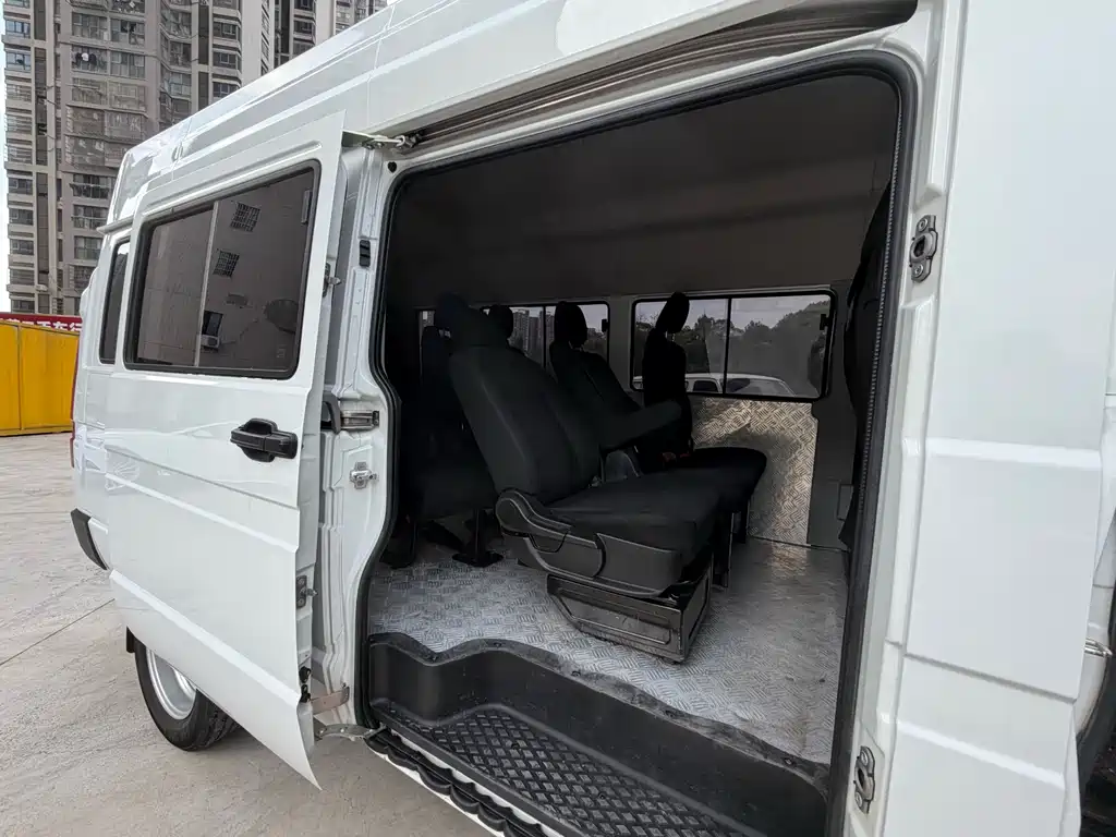 Iveco Daily 2023 2.5T A37M1 Long Wheelbase Medium Roof Dual Rear Wheels Manual Door 5-9 Seats