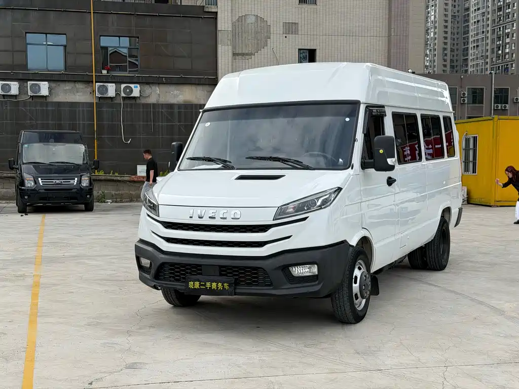 Iveco Daily 2023 2.5T A37M1 Long Wheelbase Medium Roof Dual Rear Wheels Manual Door 5-9 Seats
