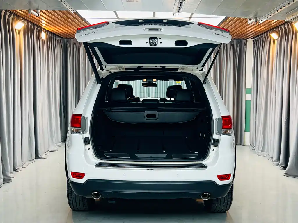 Jeep Grand Cherokee 2015 3.6L Elite Navigation Edition