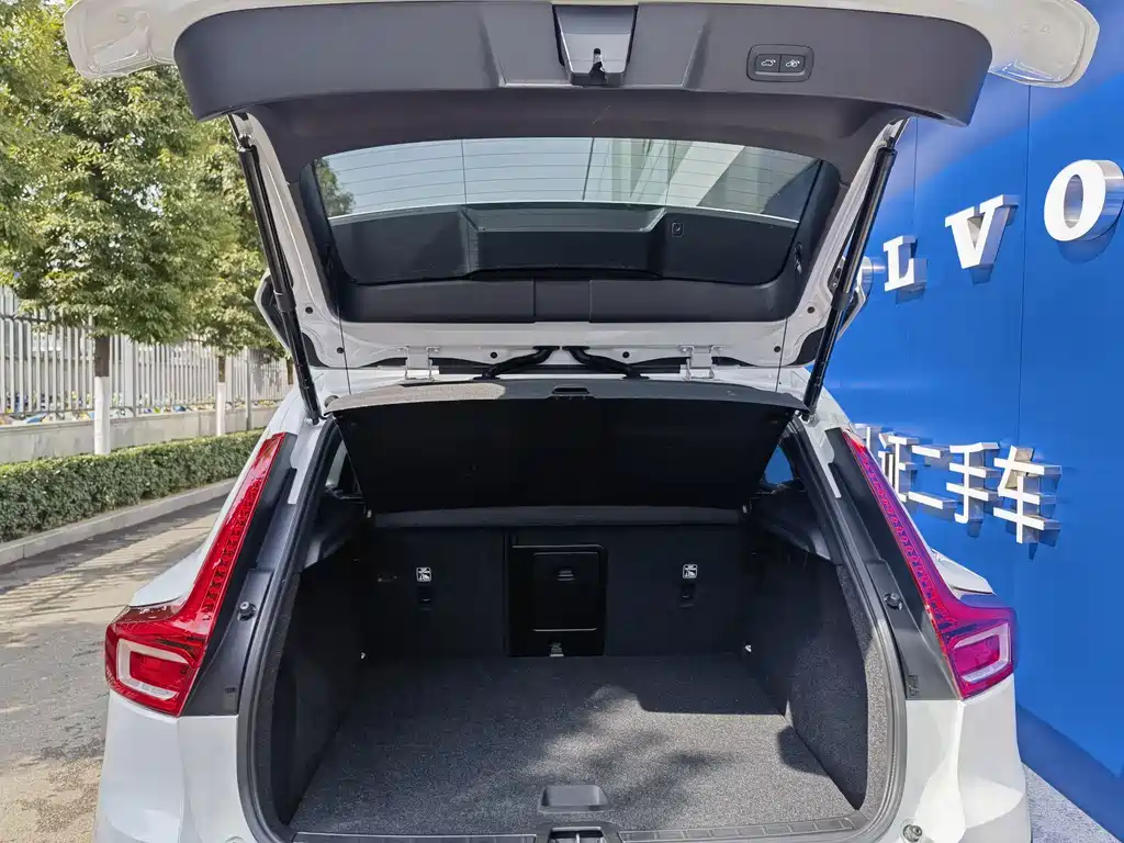 Volvo XC40 2024 B3 Core Luxury