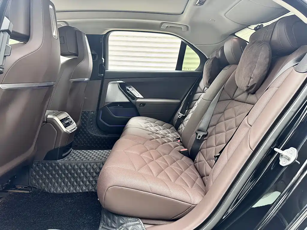 BMW 7 Series 2023 735Li M Sport Package