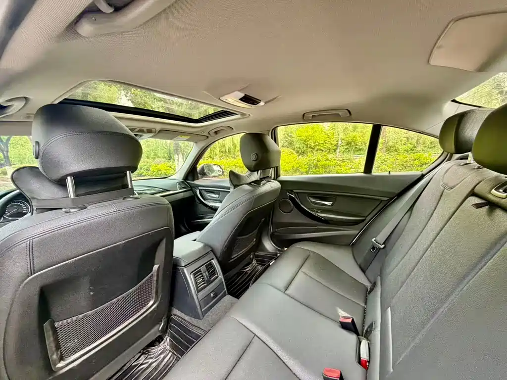 BMW 3 Series 2018 318i