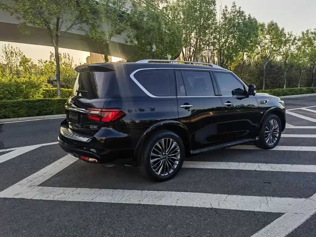 Infiniti QX80 2016 5.6L 4WD