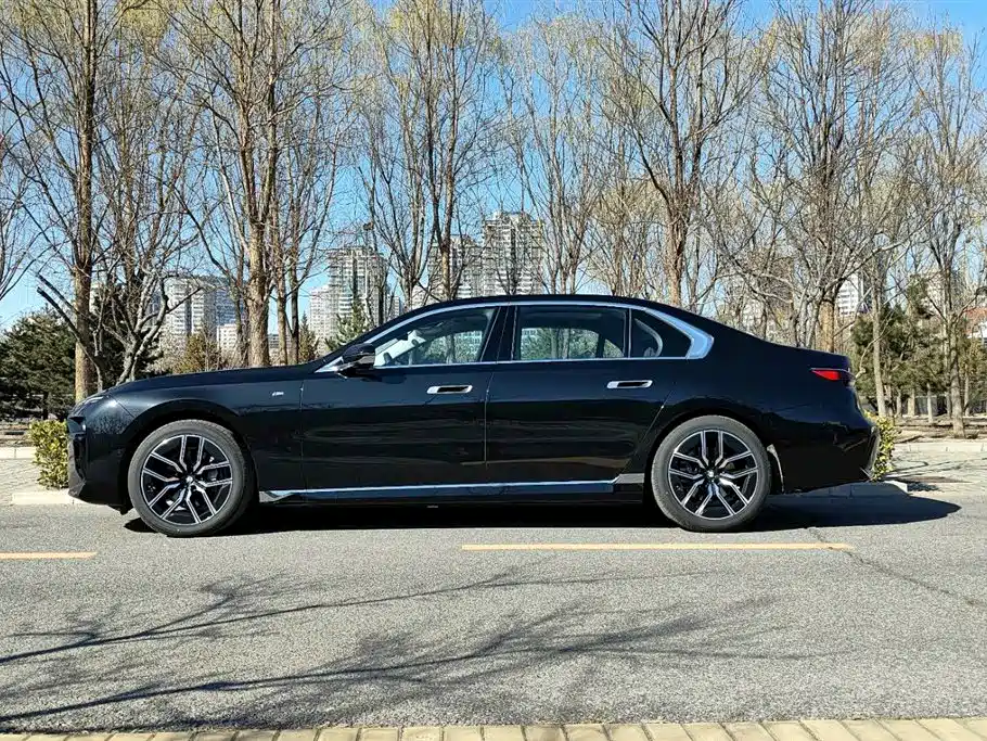 BMW 7 Series 2023 735Li M Sport Package
