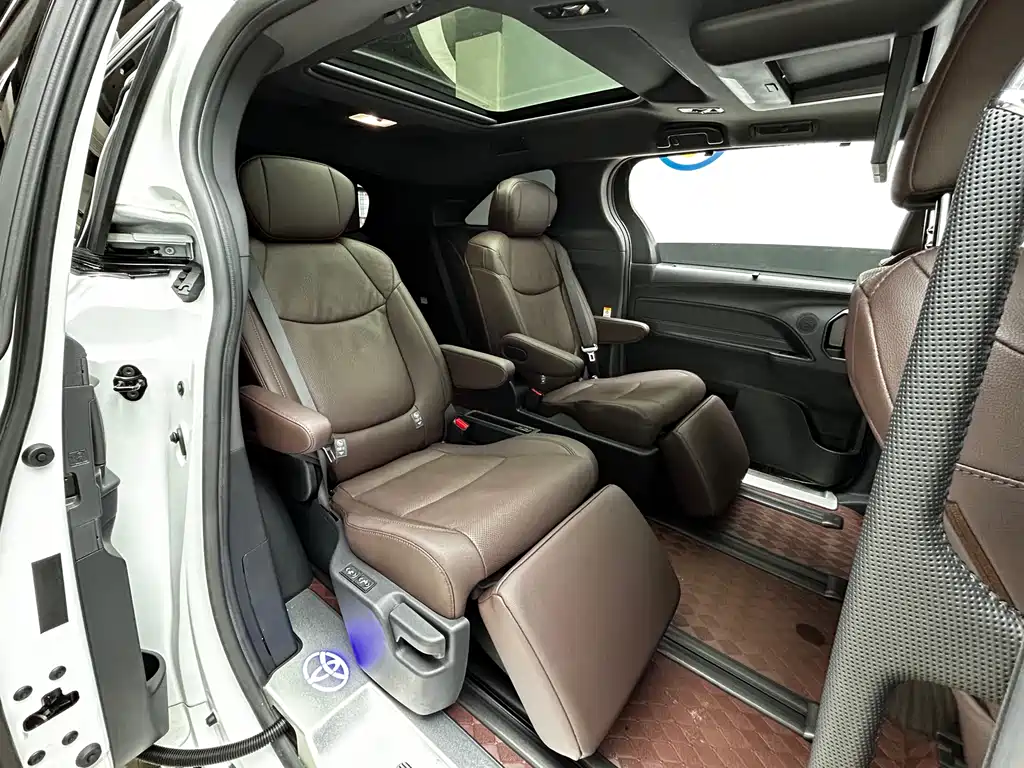 Toyota Sienna 2024 2.5L Hybrid Platinum Edition