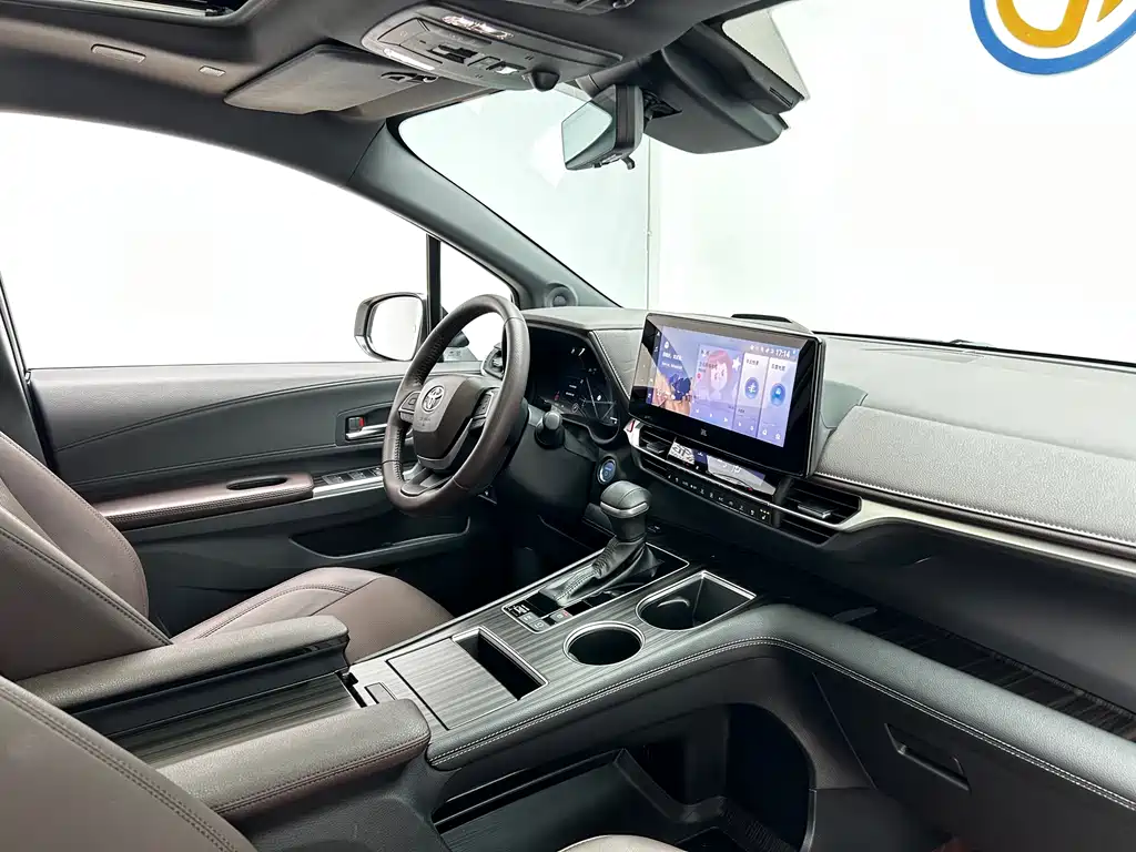 Toyota Sienna 2024 2.5L Hybrid Platinum Edition