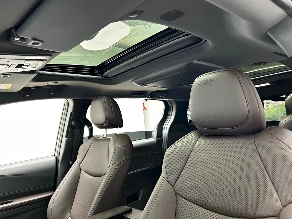 Toyota Sienna 2024 2.5L Hybrid Platinum Edition