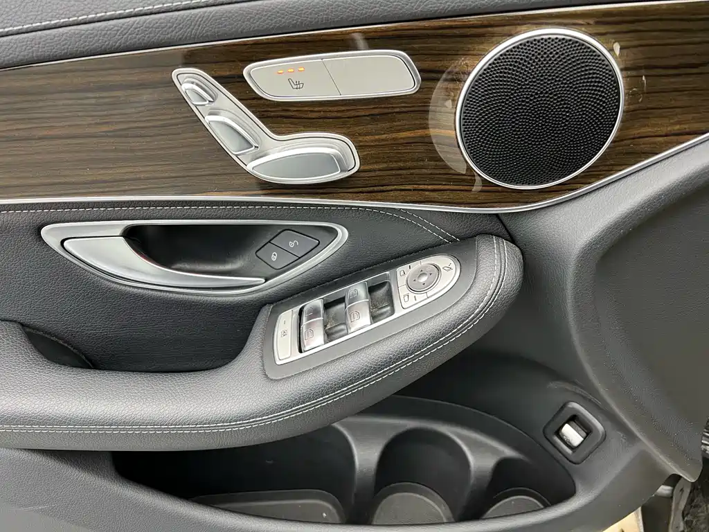Mercedes-Benz GLC 260 4MATIC Luxury (2019)
