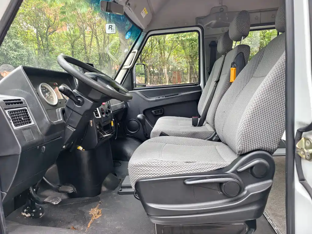 Iveco Daily 2017 2.5T A35 Passenger Van 5-7 Seats 47Z5