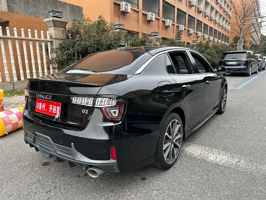 Lynk & Co 03