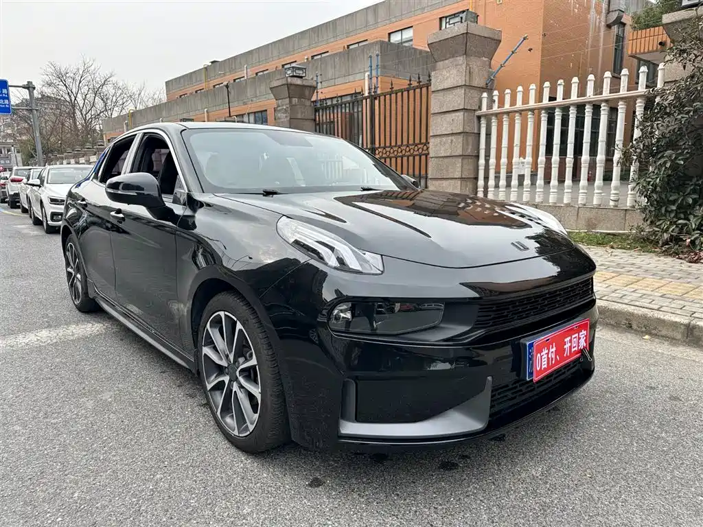 Lynk & Co 03