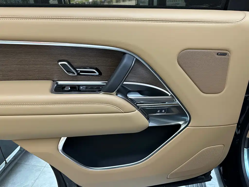 Range Rover 2025 3.0 L6 400PS Autobiography LWB