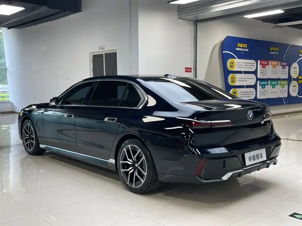 BMW 7 Series 2023 735Li M Sport Package