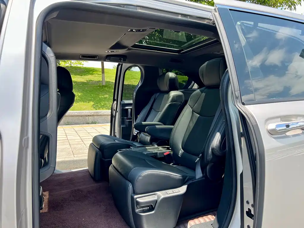 2021 Toyota Sienna Hybrid Platinum