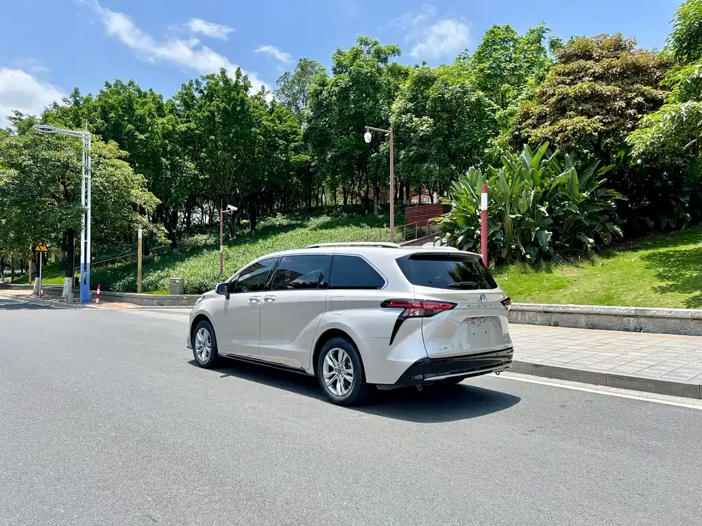 2021 Toyota Sienna Hybrid Platinum