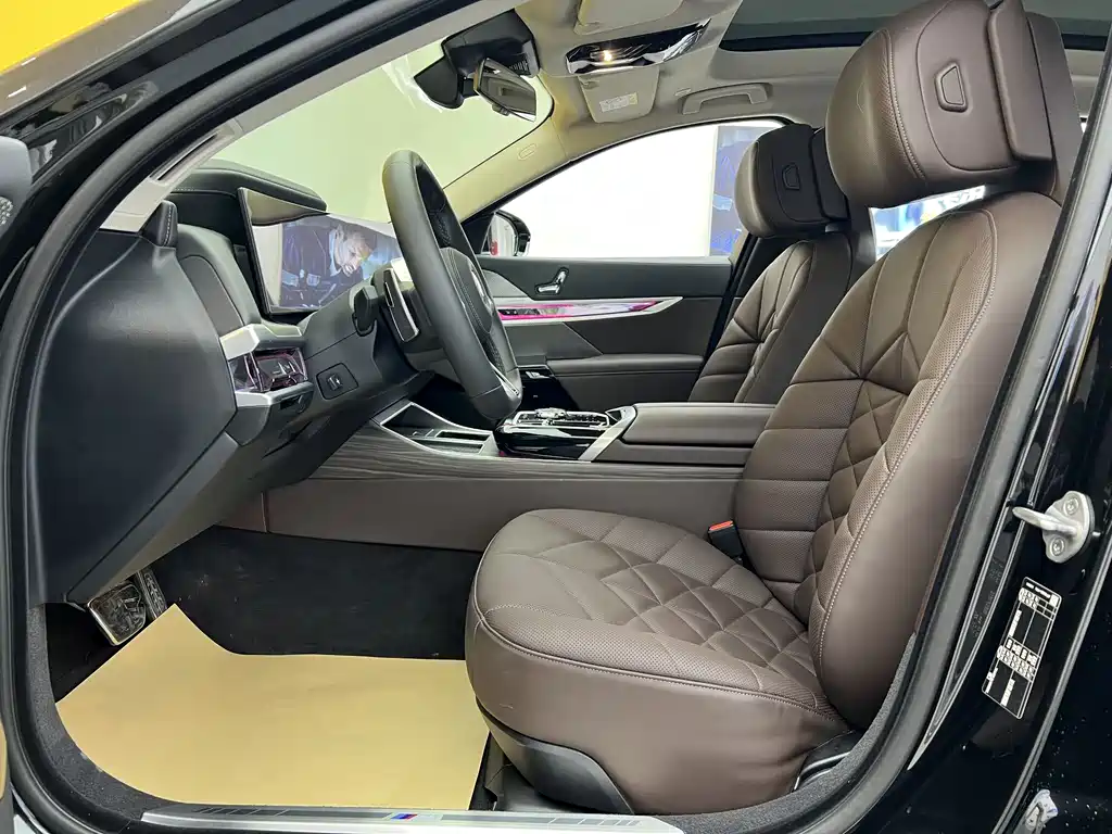 BMW 7 Series 2023 735Li M Sport Package