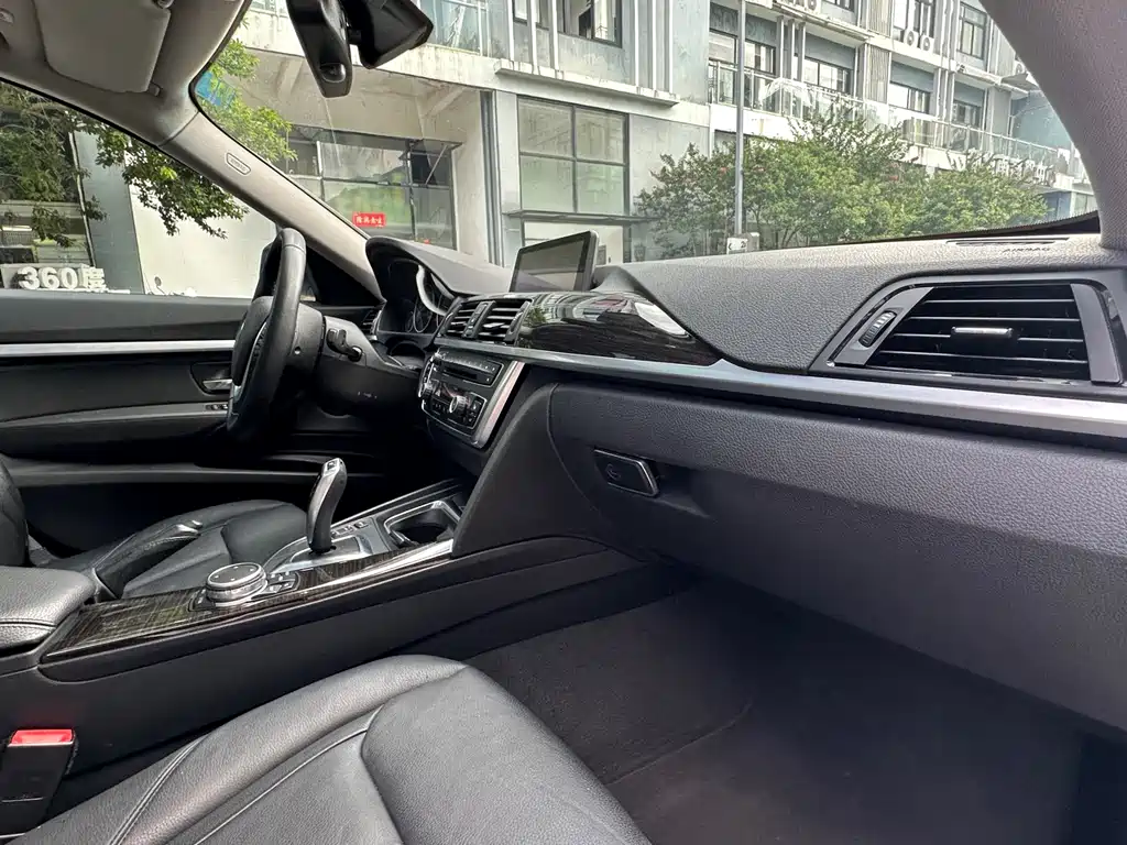 BMW 3 Series GT 2014 320i Design Package