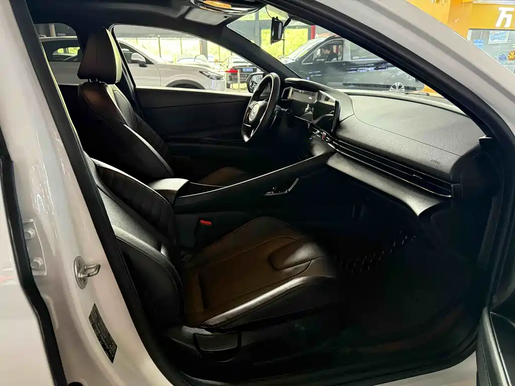 Hyundai Elantra 2022 240TGDi DCT LUX Premium Edition