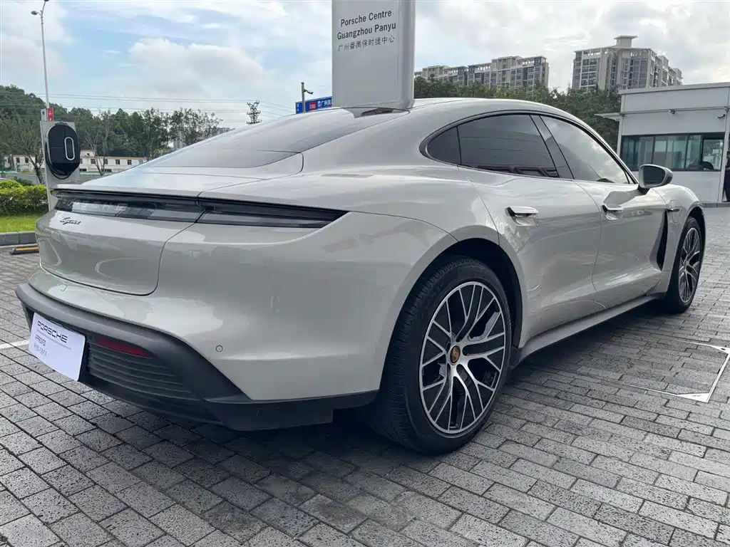 Porsche Taycan 2022