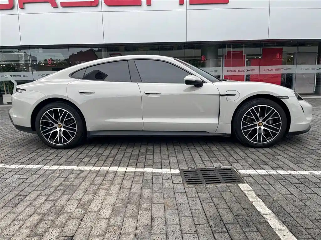 Porsche Taycan 2022