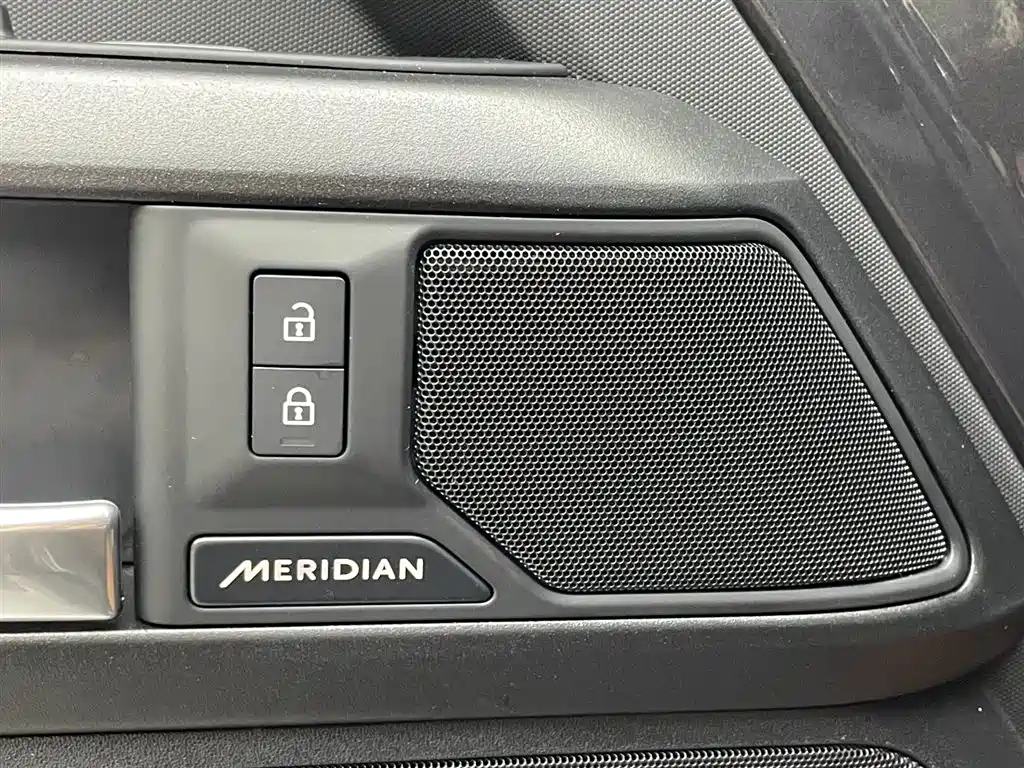 Land Rover Defender 2025 110 3.0T P400 Dark Edition