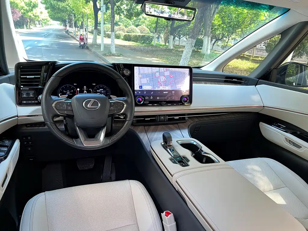 Lexus LM 2023 500h Six-Seater Prestige Edition