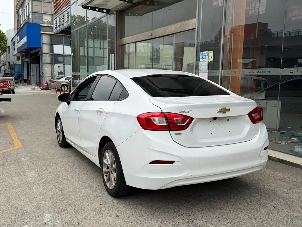Chevrolet Cruze 2018 320 Automatic Pioneer Sunroof Edition