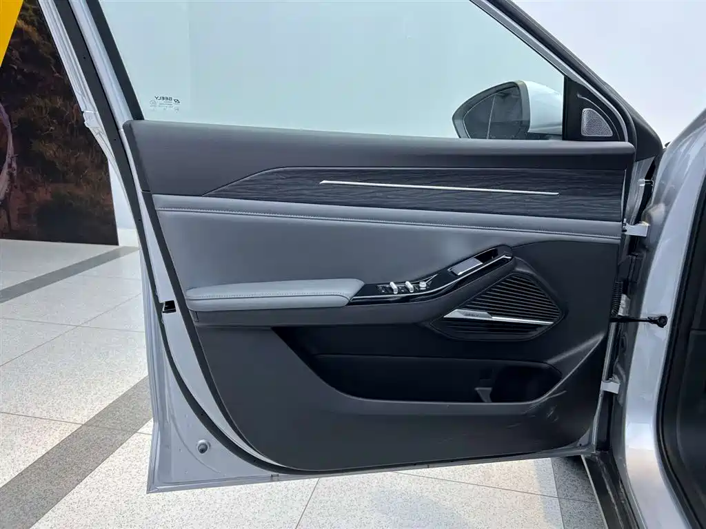 Geely Galaxy L6 2025 EM-i 140 km Explorer+