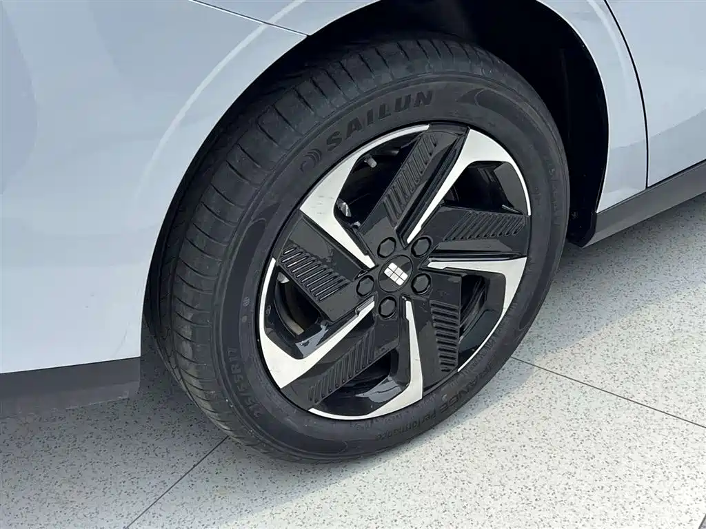 Geely Galaxy L6 2025 EM-i 140 km Explorer+