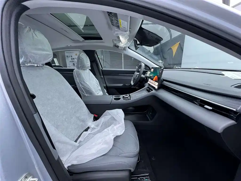 Geely Galaxy L6 2025 EM-i 140 km Explorer+