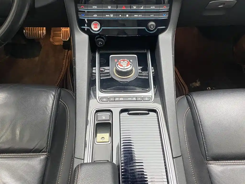 Jaguar F-PACE 2018 2.0T AWD Urban Prestige Edition