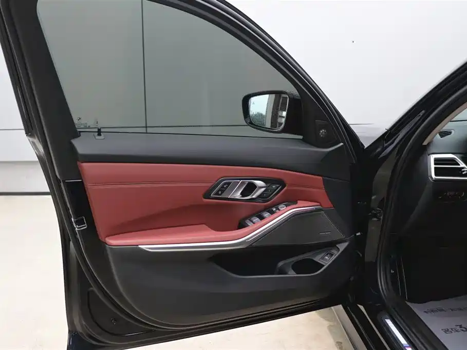 BMW 3 Series 2025 330Li M Sport Night Edition