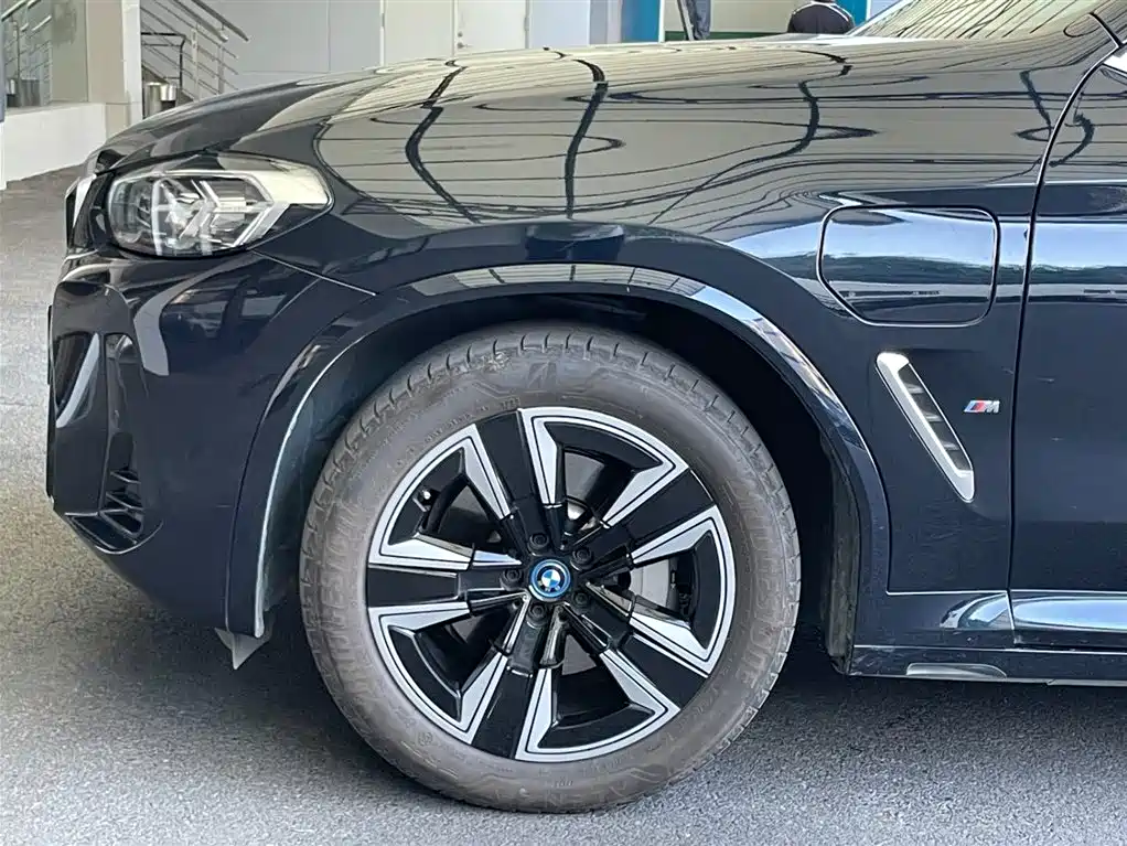 BMW iX3 2023 Leading Edition