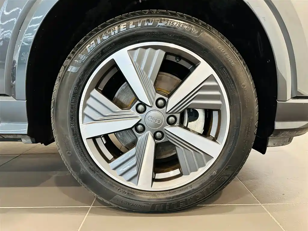 Audi Q2L e-tron 2019