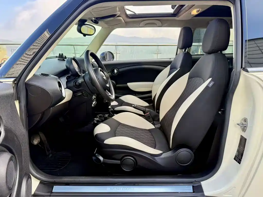 2011 MINI Cooper 1.6L Fun
