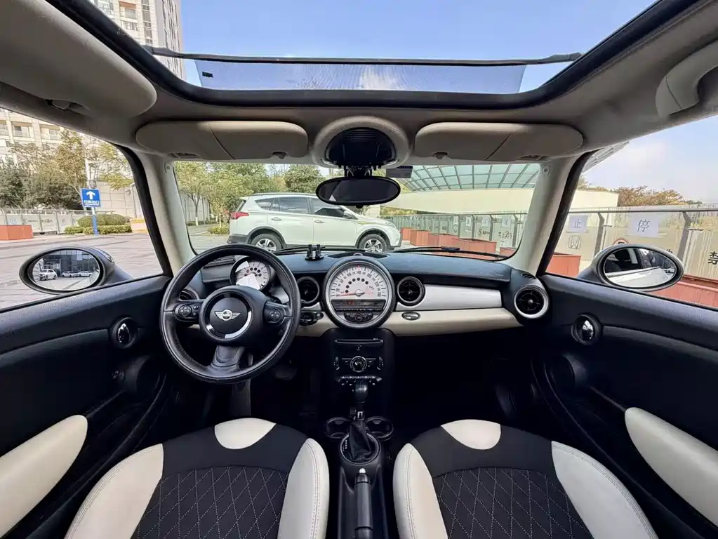 2011 MINI Cooper 1.6L Fun