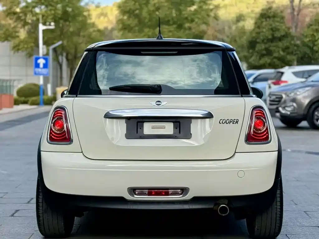 2011 MINI Cooper 1.6L Fun