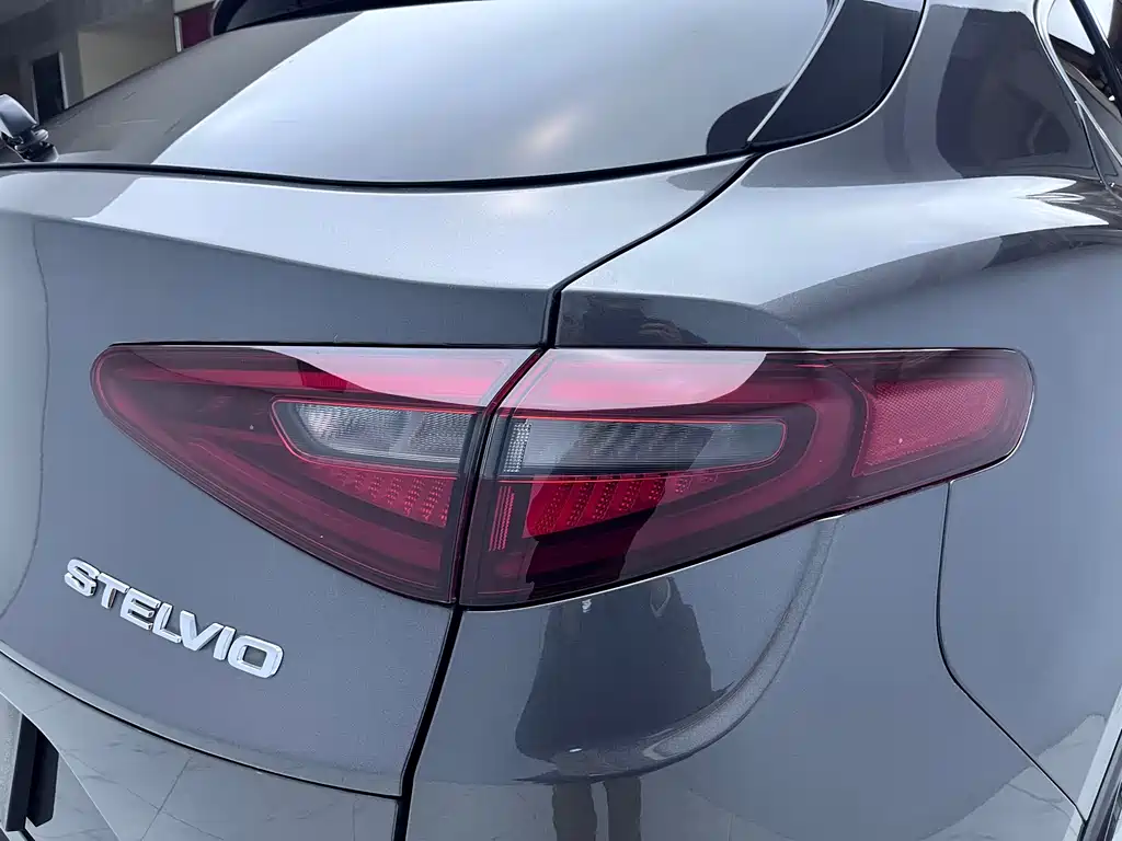 Alfa Romeo Stelvio 2017 2.0T 200HP Luxury Edition