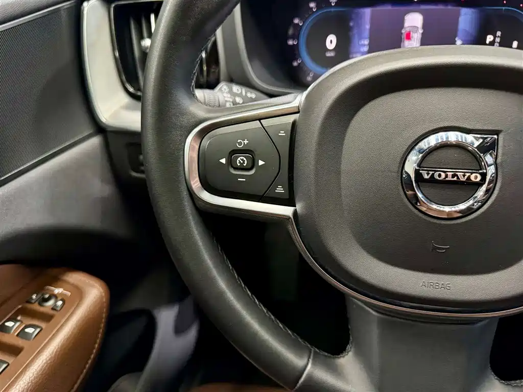 Volvo XC60 2022 B5 AWD Momentum Luxury Edition