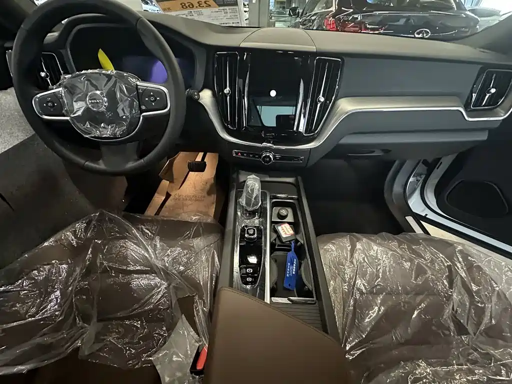Volvo XC60 2024 B5 AWD Momentum Luxury Edition
